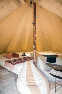 uma tenda com duas camas e uma mesa em Paluküla Glamping Kase em Paluküla