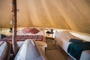 um quarto com 2 camas numa tenda em Paluküla Glamping Kase em Paluküla