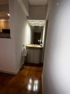 un baño con lavabo y espejo en Encantador hogar en Tucumán, en San Miguel de Tucumán