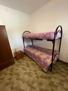 - un lit superposé dans l'angle de la chambre dans l'établissement Sicile, vue panoramique, à Montagnareale