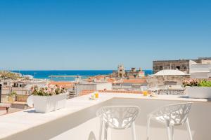 una vista di un balcone con due sedie e l'oceano di Cela Una Volta a Vieste