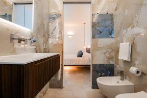 un bagno con vasca, lavandino e WC di Cela Una Volta a Vieste