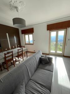 un salon avec un canapé et une table dans l'établissement Sicile, vue panoramique, à Montagnareale