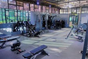 un gimnasio con varias cintas de correr y bicicletas estáticas en Mels Cosy Homes, en Nairobi