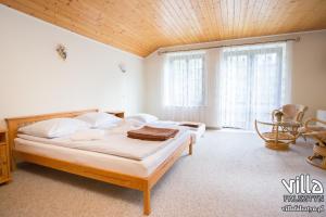Una cama o camas en una habitación de Villa Falsztyn Holiday Home