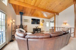un sofá de cuero en una sala de estar con techo de madera en Cozy Groveland Chalet Near Yosemite!, en Groveland