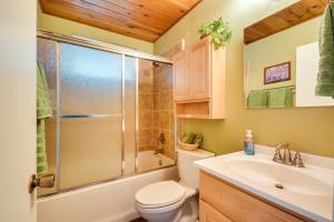Un baño con ducha, inodoro y lavabo. en Cozy Groveland Chalet Near Yosemite!, en Groveland 28 fotos más