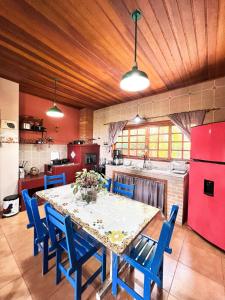 A cozinha ou cozinha compacta de Casa de Campo Araxá na montanha com piscina