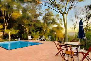 A piscina localizada em Casa de Campo Araxá na montanha com piscina ou nos arredores