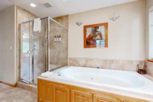 Un baño grande con bañera y ducha. en Oregon Oasis, en South Lake Tahoe 18 fotos más