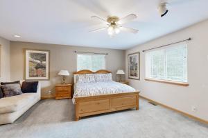 1 dormitorio con cama, sofá y ventilador de techo en Oregon Oasis, en South Lake Tahoe