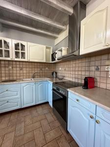 Una cocina con gabinetes blancos y electrodomésticos negros. en Casa Mare Agios Ioannis Lefkada, en Lefkada 50 fotos más