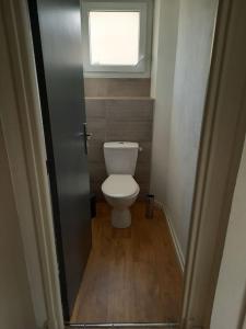 Ένα μπάνιο στο Joli studio à 5mn du centre-ville avec parking privé