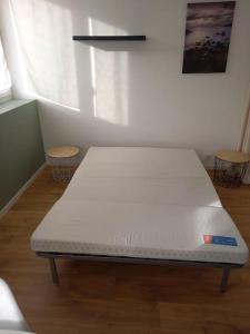 Ένα ή περισσότερα κρεβάτια σε δωμάτιο στο Joli studio à 5mn du centre-ville avec parking privé