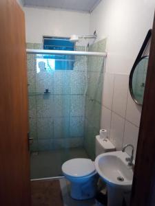 a bathroom with a shower and a toilet and a sink at Altar da praia Vermelha 180° de vista para o mar in Ubatuba