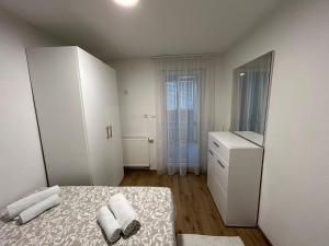 ein kleines Schlafzimmer mit einem Bett und einer Kommode in der Unterkunft Brand new apartment in Banja Luka