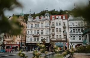 un grupo de edificios en una calle de la ciudad en Esplanade Carlsbad, en Karlovy Vary