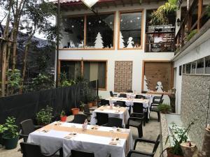 un restaurante con mesas y sillas en un patio en Habitación El Silencio - Athos Hotel B, en Bolivia