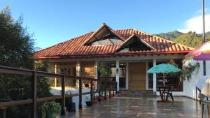 una casa con techo de tejas y patio en Habitación El Silencio - Athos Hotel B, en Bolivia