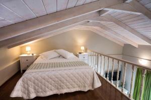Кровать или кровати в номере NV Suites Nikiana Lefkada AV Properties