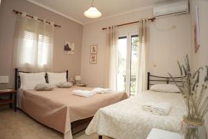 Postel nebo postele na pokoji v ubytování Nikis Country House - Lefkada BnB Private Parking + 8 fotografií