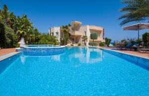 Bazén v ubytovaní Villa Elina Luxury Residence alebo v jeho blízkosti