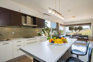 Kuchyňa alebo kuchynka v ubytovaní Villa Elina Luxury Residence + 31 fotografií