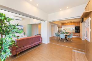 ein Wohnzimmer mit Couch und ein Esszimmer in der Unterkunft BESTVILLAS Plaza in Braga