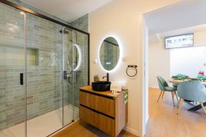 ein Badezimmer mit Dusche und einem Tisch mit Stuhl in der Unterkunft BESTVILLAS Plaza in Braga + 75 Fotos