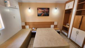 ein Zimmer mit einem Tisch in einem Zimmer in der Unterkunft diRoma Fiori - Apartamentos JN in Caldas Novas