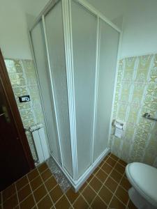 La salle de bains est pourvue d'une cabine de douche et de toilettes. dans l'établissement Sicile, vue panoramique, à Montagnareale