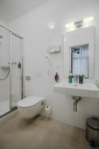 y baño con aseo, lavabo y ducha. en Esplanade Carlsbad, en Karlovy Vary
