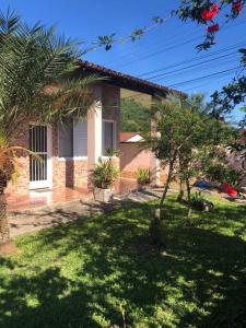 Κήπος έξω από το Casa em condomínio Angra