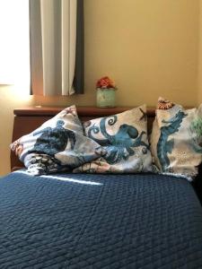 Ένα ή περισσότερα κρεβάτια σε δωμάτιο στο Casa em condomínio Angra +35 φωτογραφίες