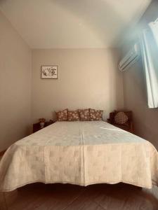 Ένα ή περισσότερα κρεβάτια σε δωμάτιο στο Casa em condomínio Angra