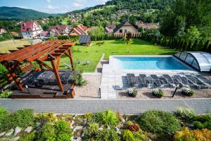 vista sul tetto di un cortile con piscina di Apartamenty Black Lion a Pcim