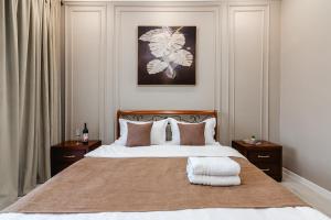 Ένα ή περισσότερα κρεβάτια σε δωμάτιο στο New luxury apartment R-House near MEGA