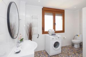Koupelna v ubytování Kallikratia Suites 3 + 30 fotografií