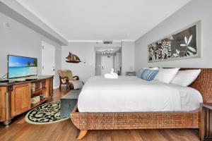 Un dormitorio con una cama grande y un televisor de pantalla plana. en Tropical Paradise Spacious 3 bedroom, en Miami 70 fotos más