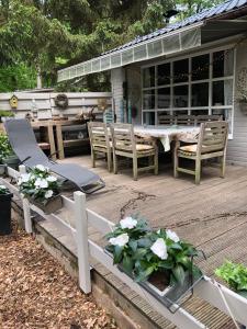 een terras met een tafel en stoelen bij Chalet Relax in Zutendaal