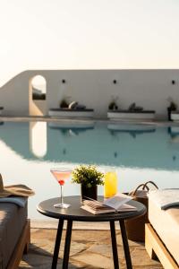 Bazén v ubytování Philosophy of Mykonos Boutique Hotel nebo v jeho okolí