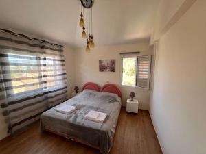 une chambre avec un grand lit et une fenêtre dans l'établissement 201 Apartment-A perfect escape, à Paphos