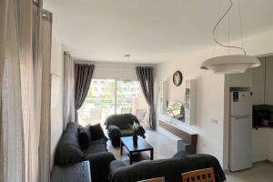 un salon avec deux canapés et une table dans l'établissement 201 Apartment-A perfect escape, à Paphos