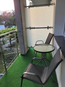 ミエルノにあるアメーバの緑の床のバルコニー(テーブル、椅子付)