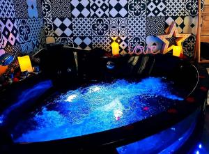 una piscina con acqua blu in una stanza di L'évasion romantique au coeur de la jungle a Évreux