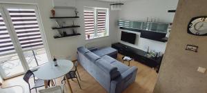 a living room with a couch and a table at Apartament Turysty Zamczysko in Zamość