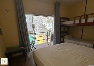 sypialnia z 2 łóżkami piętrowymi i balkonem w obiekcie Belem Hostel w mieście Belém