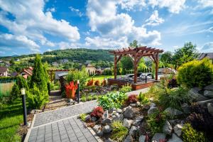 un giardino con gazebo in legno e un paesaggio di Apartamenty Black Lion a Pcim