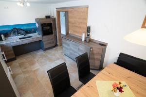 Η κουζίνα ή μικρή κουζίνα στο Ferienwohnung Jeni