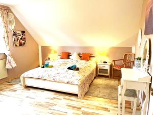 a bedroom with a bed and a table and a desk at Ferienwohnung Rehblick in Reken - Ruhe & Erholung pur! in Reken